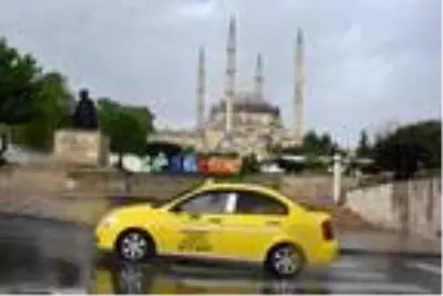 Edirne'yi sağanak yağış vurdu, bir vatandaş göle dönen sokağa olta attı Edirne'yi sağanak yağış vurdu, bir vatandaş göle dönen sokağa olta attı