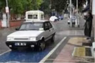 Edirne'yi sağanak yağış vurdu, bir vatandaş göle dönen sokağa olta attı Edirne'yi sağanak yağış vurdu, bir vatandaş göle dönen sokağa olta attı