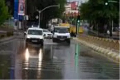 Edirne'yi sağanak yağış vurdu, bir vatandaş göle dönen sokağa olta attı Edirne'yi sağanak yağış vurdu, bir vatandaş göle dönen sokağa olta attı