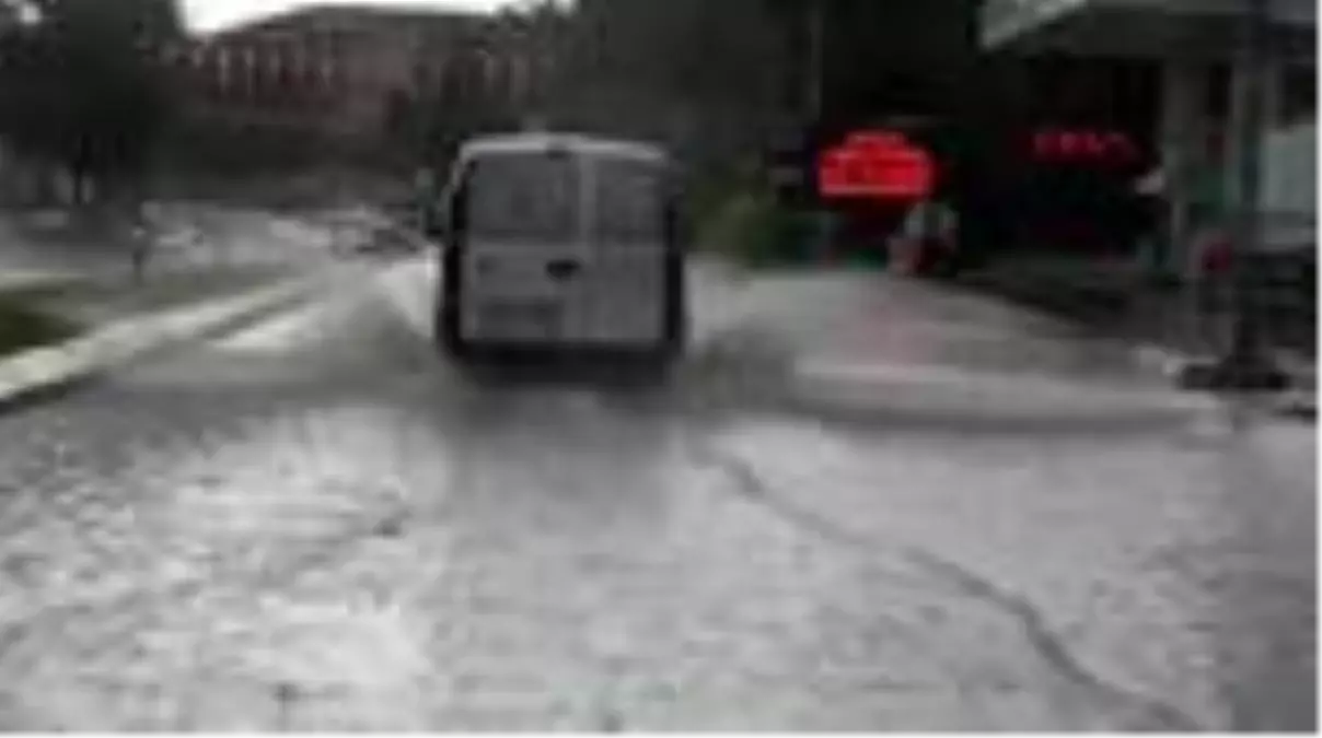 Edirne'de sağanak yolları göle çevirdi