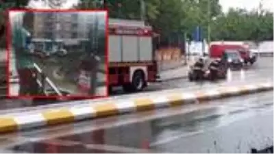 Edirne'yi sağanak yağış vurdu, bir vatandaş göle dönen sokağa olta attı Edirne'yi sağanak yağış vurdu, bir vatandaş göle dönen sokağa olta attı