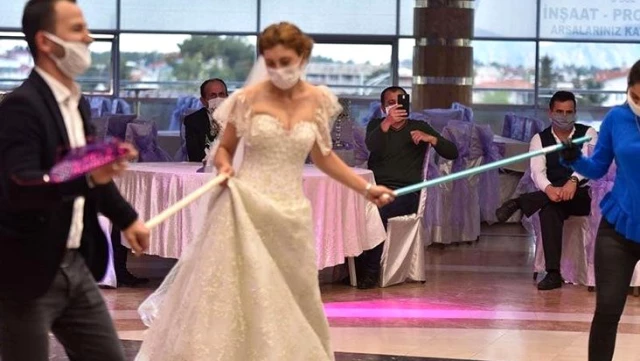 Evlenecek çiftlere müjde! Bilim Kurulu Üyesi Seçil Özkan düğün salonlarının açılacağı tarihi paylaştı
