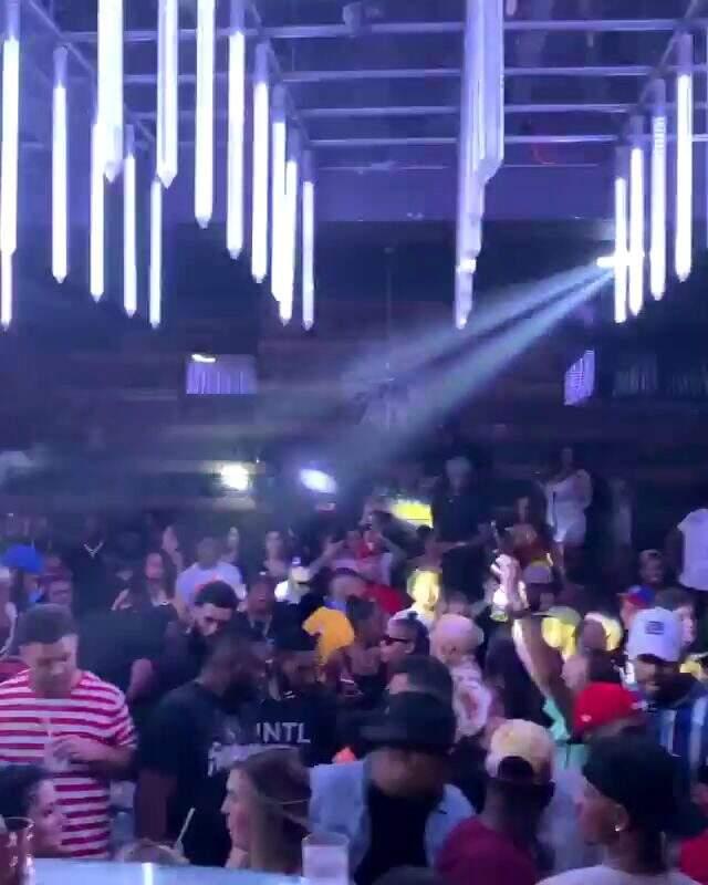 Floyd Mayweather'ın hiçbir önlem almadan parti düzenlemesi, ABD'de büyük tepki topladı