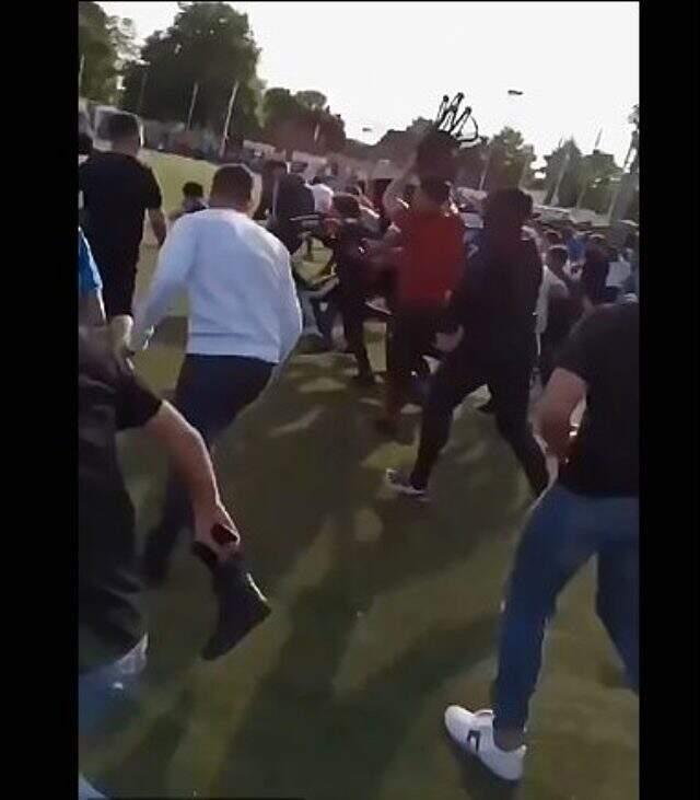 Fransa'nın Strasbourg kentinde oynanan yasa dışı maçı 400 kişi izledi, polis müdahale etti Fransa'nın Strasbourg kentinde oynanan yasa dışı maçı 400 kişi izledi, polis müdahale etti