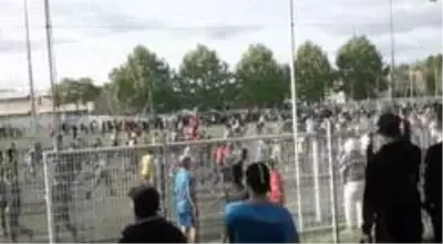 Fransa'nın Strasbourg kentinde oynanan yasa dışı maçı 400 kişi izledi, polis müdahale etti Fransa'nın Strasbourg kentinde oynanan yasa dışı maçı 400 kişi izledi, polis müdahale etti