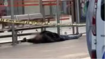 İstanbul güne bu manzarayla uyandı! Beyazıt tramvay durağında erkek cansız bedeni bulundu İstanbul güne bu manzarayla uyandı! Beyazıt tramvay durağında erkek cansız bedeni bulundu
