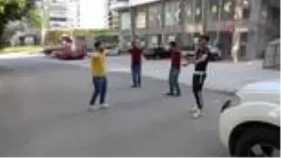 Kısıtlamanın son günü oyun havası eşliğinde ekmek sattılar Kısıtlamanın son günü oyun havası eşliğinde ekmek sattılar