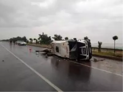Manisa'da tarım işçilerini taşıyan minibüs devrildi: 15 yaralı