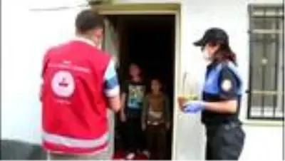 Mehmetçik'ten çocuklara bayram harçlığı ve bayram şekeri sürprizi Mehmetçik'ten çocuklara bayram harçlığı ve bayram şekeri sürprizi