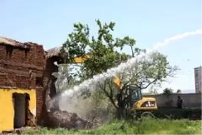 Melikgazi metruk binalardan temizleniyor Melikgazi metruk binalardan temizleniyor