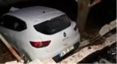 Otomobille askeri tugaya girdi: 1 yaralı Otomobille askeri tugaya girdi: 1 yaralı