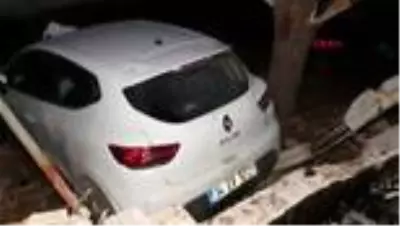 Otomobille askeri tugaya girdi 1 yaralı Otomobille askeri tugaya girdi 1 yaralı