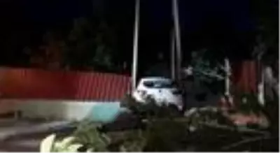 Otomobille askeri tugaya girdi: 1 yaralı Otomobille askeri tugaya girdi: 1 yaralı