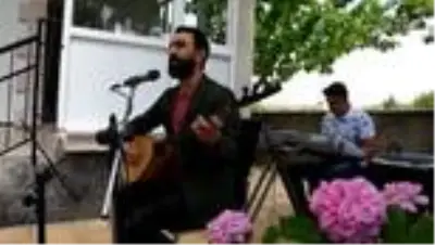 Sokağa çıkamayan mahalle sakinleri konserle eğlendi Sokağa çıkamayan mahalle sakinleri konserle eğlendi