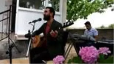 Sokağa çıkamayan mahalle sakinleri konserle eğlendi Sokağa çıkamayan mahalle sakinleri konserle eğlendi