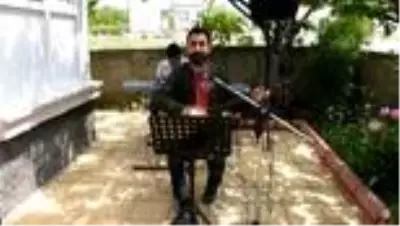 Sokağa çıkamayan mahalle sakinleri konserle eğlendi Sokağa çıkamayan mahalle sakinleri konserle eğlendi