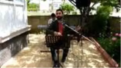 Sokağa çıkamayan mahalle sakinleri konserle eğlendi Sokağa çıkamayan mahalle sakinleri konserle eğlendi