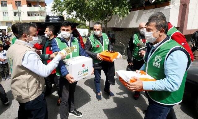 Tanju Çolak, İnsani Yardım Vakfınca düzenlenen organizasyonda ihtiyaç sahiplerine yardım etti Tanju Çolak, İnsani Yardım Vakfınca düzenlenen organizasyonda ihtiyaç sahiplerine yardım etti
