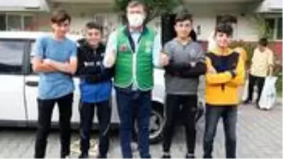 Tanju Çolak, İnsani Yardım Vakfınca düzenlenen organizasyonda ihtiyaç sahiplerine yardım etti Tanju Çolak, İnsani Yardım Vakfınca düzenlenen organizasyonda ihtiyaç sahiplerine yardım etti