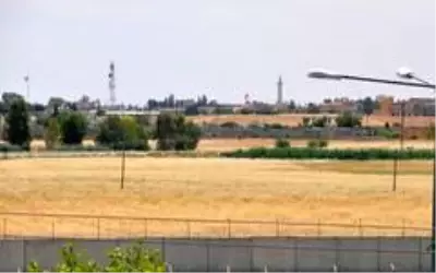Telabyad'a iki Türk bayrağı asıldı Telabyad'a iki Türk bayrağı asıldı
