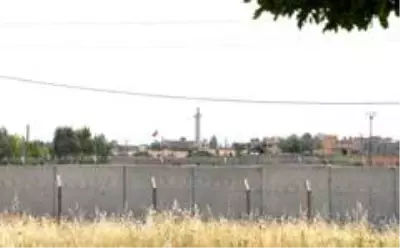 Telabyad'a iki Türk bayrağı asıldı Telabyad'a iki Türk bayrağı asıldı
