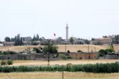 Telabyad'a iki Türk bayrağı asıldı Telabyad'a iki Türk bayrağı asıldı