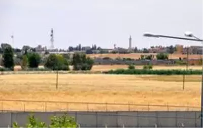 Terörden temizlenen Telabyad'a Türk bayrakları asıldı Terörden temizlenen Telabyad'a Türk bayrakları asıldı