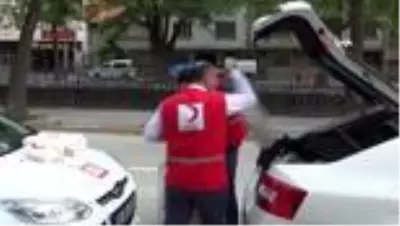 Türk Kızılay ekipleri, kapı kapı dolaşıp 20 bin maske ile çekme helva dağıttı Türk Kızılay ekipleri, kapı kapı dolaşıp 20 bin maske ile çekme helva dağıttı