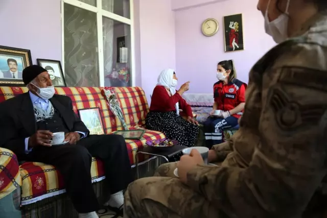 Jandarmalar, harçlık diyaloğu ile Türkiye'nin kalbini ısıtan çifte verdikleri sözü tuttu Jandarmalar, harçlık diyaloğu ile Türkiye'nin kalbini ısıtan çifte verdikleri sözü tuttu