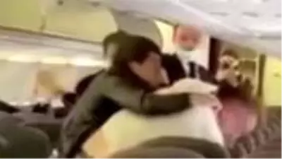 Yumruk yumruğa birbirlerine girdiler! Yolcu uçağında 'sosyal mesafe' kavgası Yumruk yumruğa birbirlerine girdiler! Yolcu uçağında 'sosyal mesafe' kavgası