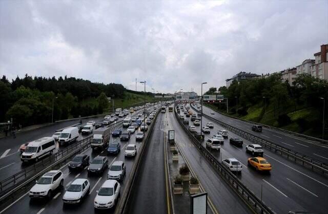 4 günlük yasak sonrası İstanbul'da akşam trafiği yoğunluğu yüzde 50'yi geçti 4 günlük yasak sonrası İstanbul'da akşam trafiği yoğunluğu yüzde 50'yi geçti
