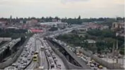 4 günlük yasak sonrası İstanbul'da akşam trafiği yoğunluğu yüzde 50'yi geçti 4 günlük yasak sonrası İstanbul'da akşam trafiği yoğunluğu yüzde 50'yi geçti