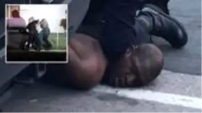 ABD'de polis şimdi de siyahi bir kadını yumrukladı ABD'de polis şimdi de siyahi bir kadını yumrukladı