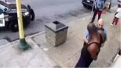 ABD'de polisin boğarak öldürdüğü siyahi genç olayında yeni görüntüler ortaya çıktı ABD'de polisin boğarak öldürdüğü siyahi genç olayında yeni görüntüler ortaya çıktı