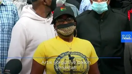 ABD'de siyahi adamın ölümüne neden olan polislerin işine son verildi ABD'de siyahi adamın ölümüne neden olan polislerin işine son verildi