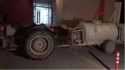 ADANA Yüzlerini maskeyle gizleyip, 2 traktör ve 1 ton zirai ilaç çaldılar ADANA Yüzlerini maskeyle gizleyip, 2 traktör ve 1 ton zirai ilaç çaldılar
