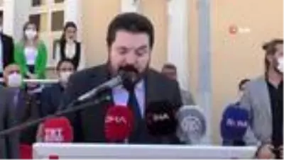 İlginç anma töreni! Bu kez darağacına darbeler asıldı İlginç anma töreni! Bu kez darağacına darbeler asıldı