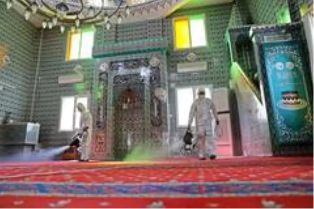Akhisar Belediyesi ibadete açılacak camileri dezenfekte ediyor