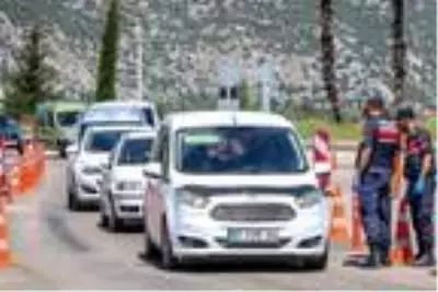 Antalya girişinde uzun araç kuyruğu Antalya girişinde uzun araç kuyruğu