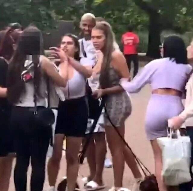 Aşk Adası'nın tanınan ismi Anna Vakili, bir parkta genç kızla kavga etti Aşk Adası'nın tanınan ismi Anna Vakili, bir parkta genç kızla kavga etti