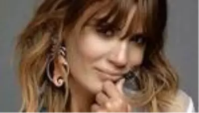 Ayça Varlıer'den korona marşı Ayça Varlıer'den korona marşı