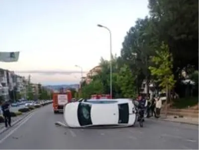 Aydınlatma direğine çarpıp yan yatan otomobilden burnu dahi kanamadan çıktı