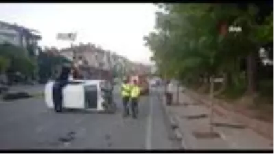 Aydınlatma direğine çarpıp yan yatan otomobilden burnu kanamadan çıktı
