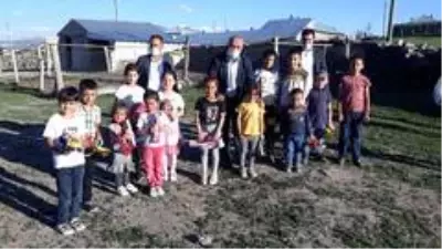 Başkan Ensari'den çocuklara oyuncak hayvan otlatanlara şeker Başkan Ensari'den çocuklara oyuncak hayvan otlatanlara şeker