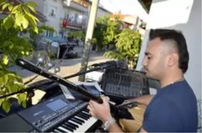 Bayram boyunca mahalle sakinlerine canlı müzik sundular Bayram boyunca mahalle sakinlerine canlı müzik sundular