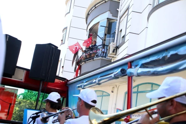 Bayram Büyükşehir'in mobil konserleriyle şenlendi