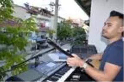 Bayramda yerel sanatçıların konseriyle balkonlarda eğlendiler Bayramda yerel sanatçıların konseriyle balkonlarda eğlendiler
