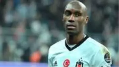Beşiktaş'ta kalmak isteyen Atiba, yönetimin sunduğu 200 bin euroluk teklife şaşırdı Beşiktaş'ta kalmak isteyen Atiba, yönetimin sunduğu 200 bin euroluk teklife şaşırdı