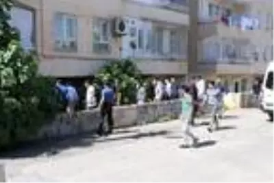 Çocuklar apartman bahçesinde kadın cesedi buldu Çocuklar apartman bahçesinde kadın cesedi buldu