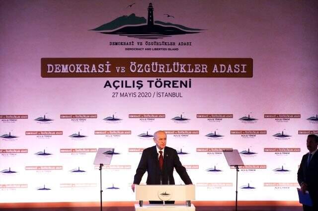 Demokrasi ve Özgürlükler Adası'nın açılışında konuşan Bahçeli: Bu ada alacakaranlık bir devrin simgesidir Demokrasi ve Özgürlükler Adası'nın açılışında konuşan Bahçeli: Bu ada alacakaranlık bir devrin simgesidir